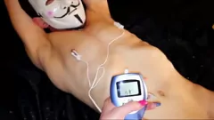 Oynat Elektrikçi Femdom: Dominatrix Nika elektrikli seks oyunu ile cezalandırıyor