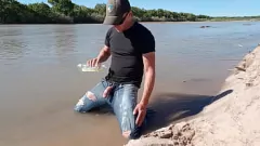 Redare Pissing public și cumshot în blugi pe Rio Grande
