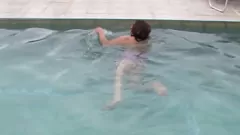 Reproducir Milf peludo afeitado en bikini tiene pollas duras en la playa