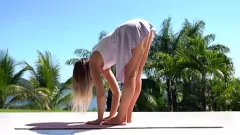 تشغيل تمتد والنتيجة: مهارات مثير فتاة اليوغا شقراء نحيفة