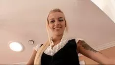 Abspielen Junge Blondine mit Brille wird auf große Tatsachen gesetzt